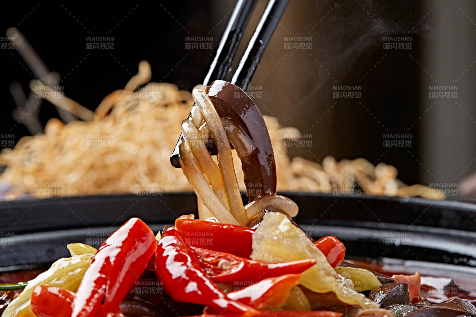 砂锅红油香辣鸭血泡椒肥肠粉丝煲图片