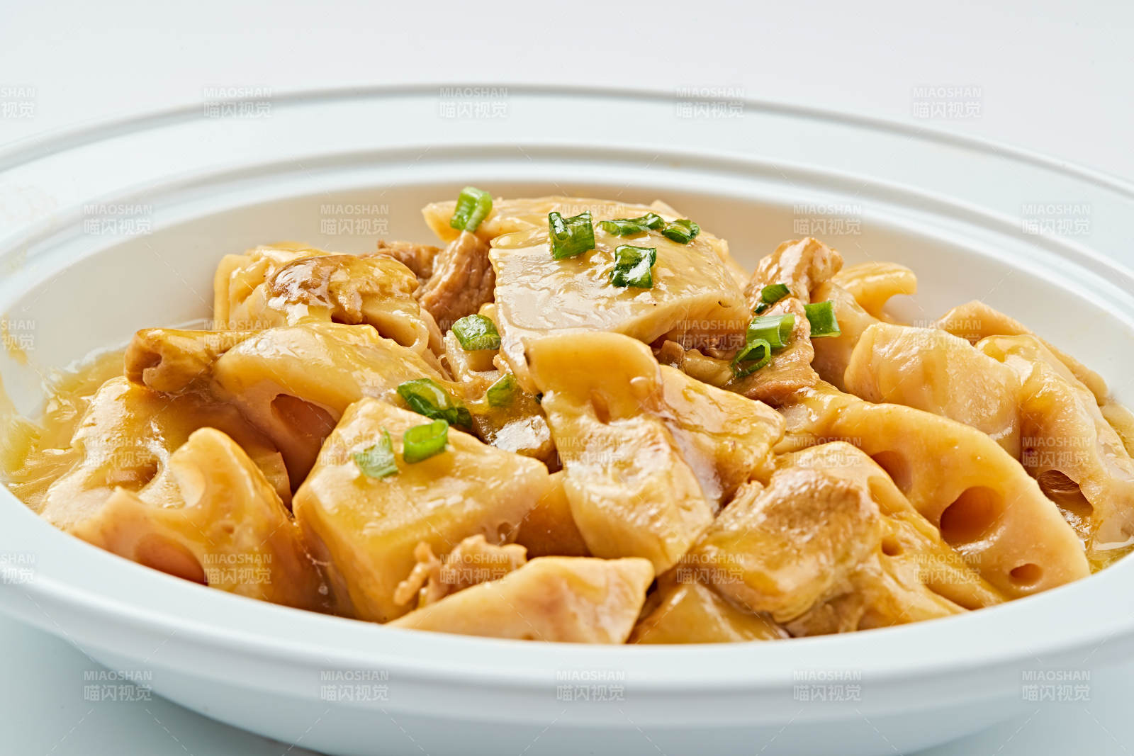 白色瓷盘装的农家五花肉炖鲜藕图片