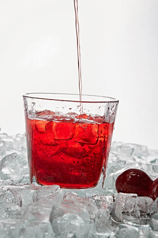 布满冰块的酒杯中的清凉桃子味预调酒图片