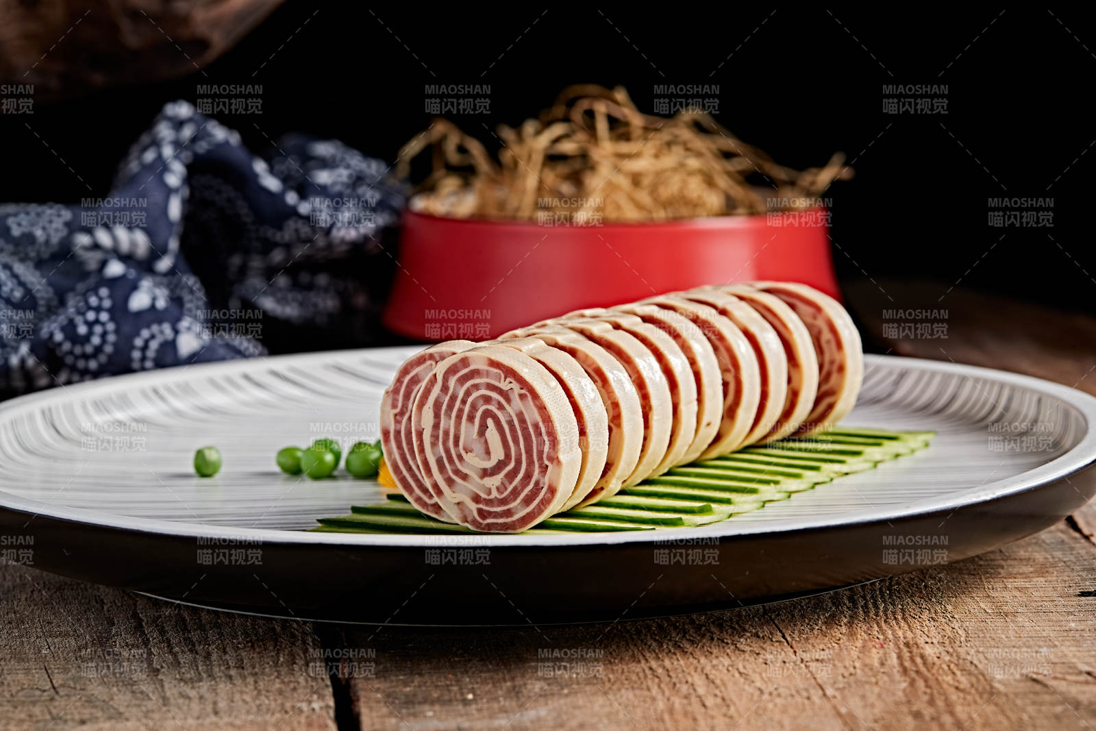 精美餐具装的柴沟堡卷三宝图片