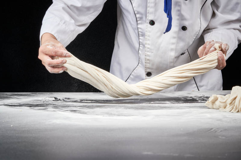 技艺精湛的拉面师在展示拉面制作图片