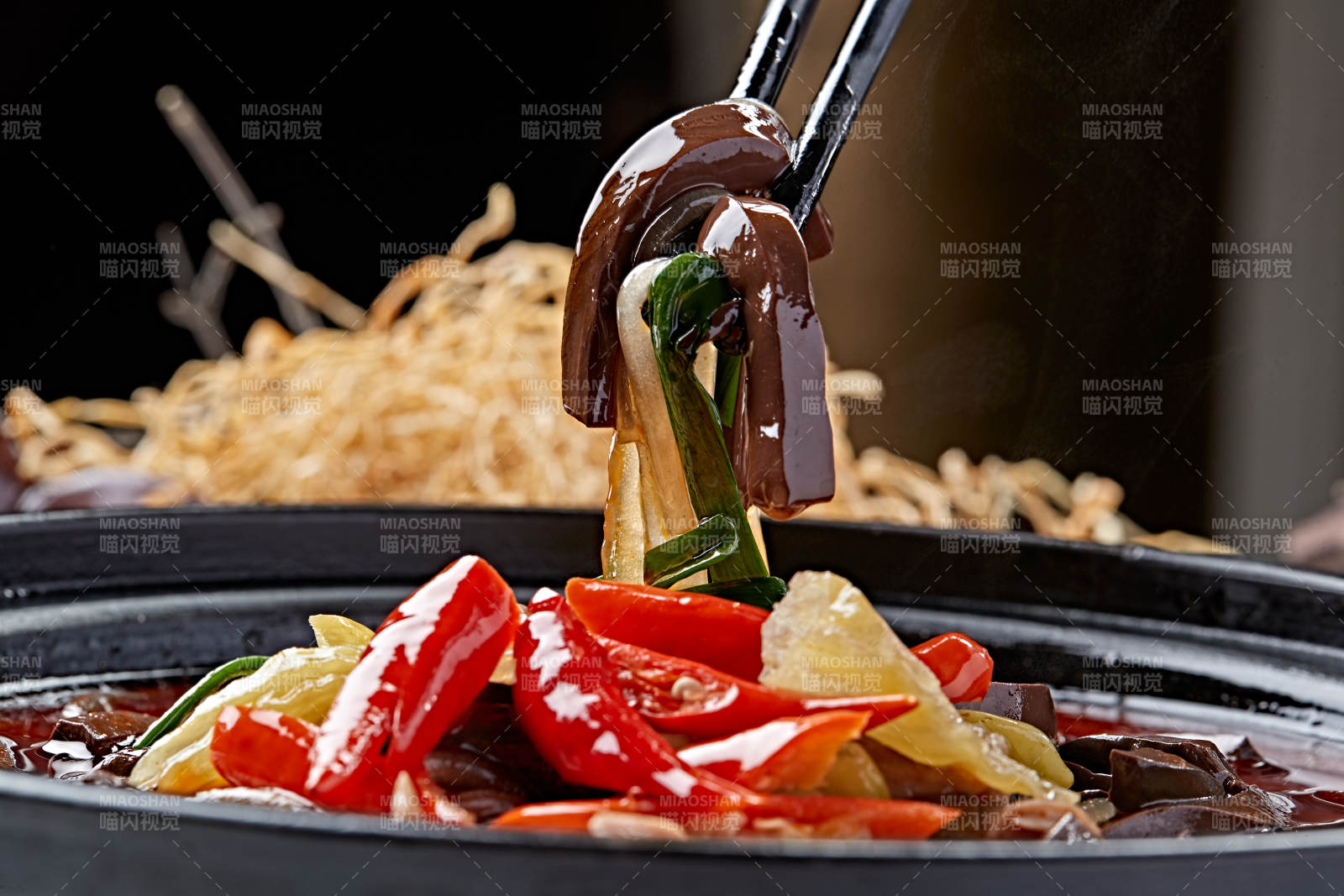 砂锅红油香辣鸭血泡椒肥肠粉丝煲图片