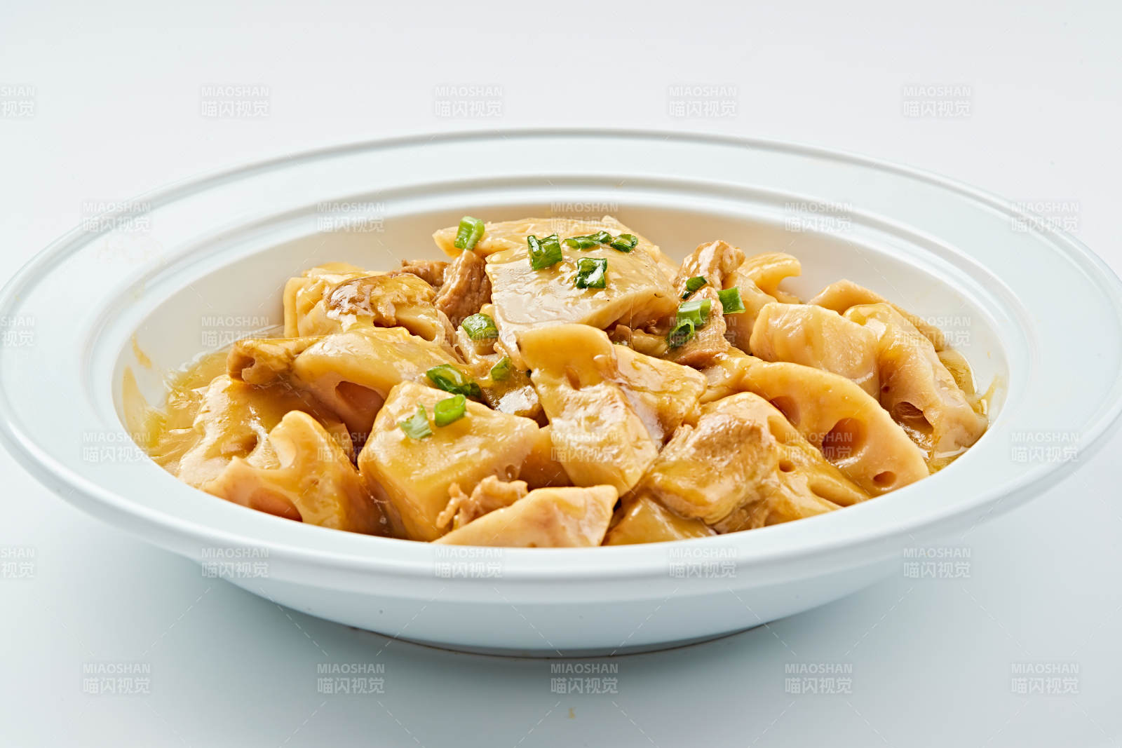 白色瓷盘装的农家五花肉炖鲜藕图片