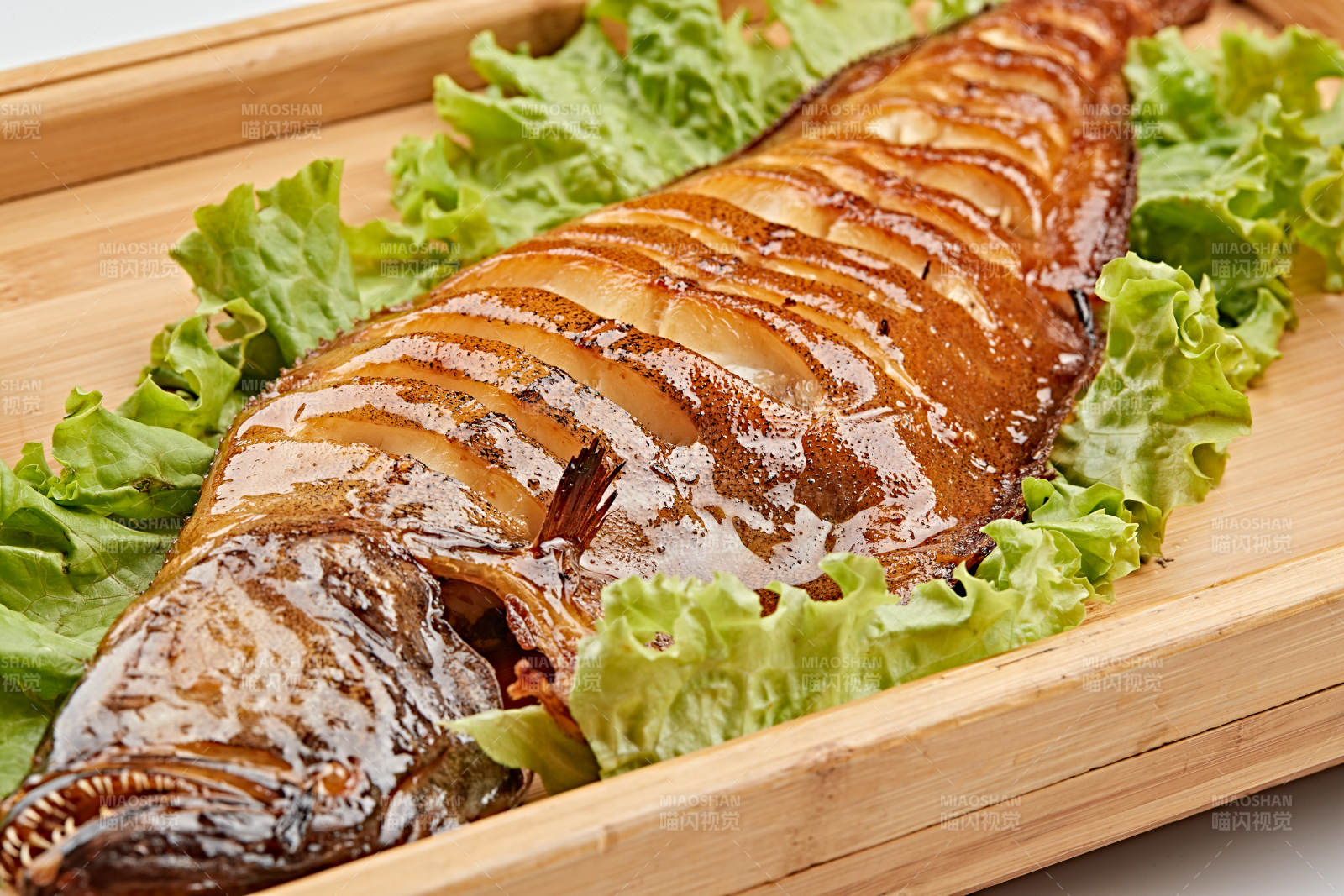 木质托盘装的炭烤鲽鱼图片