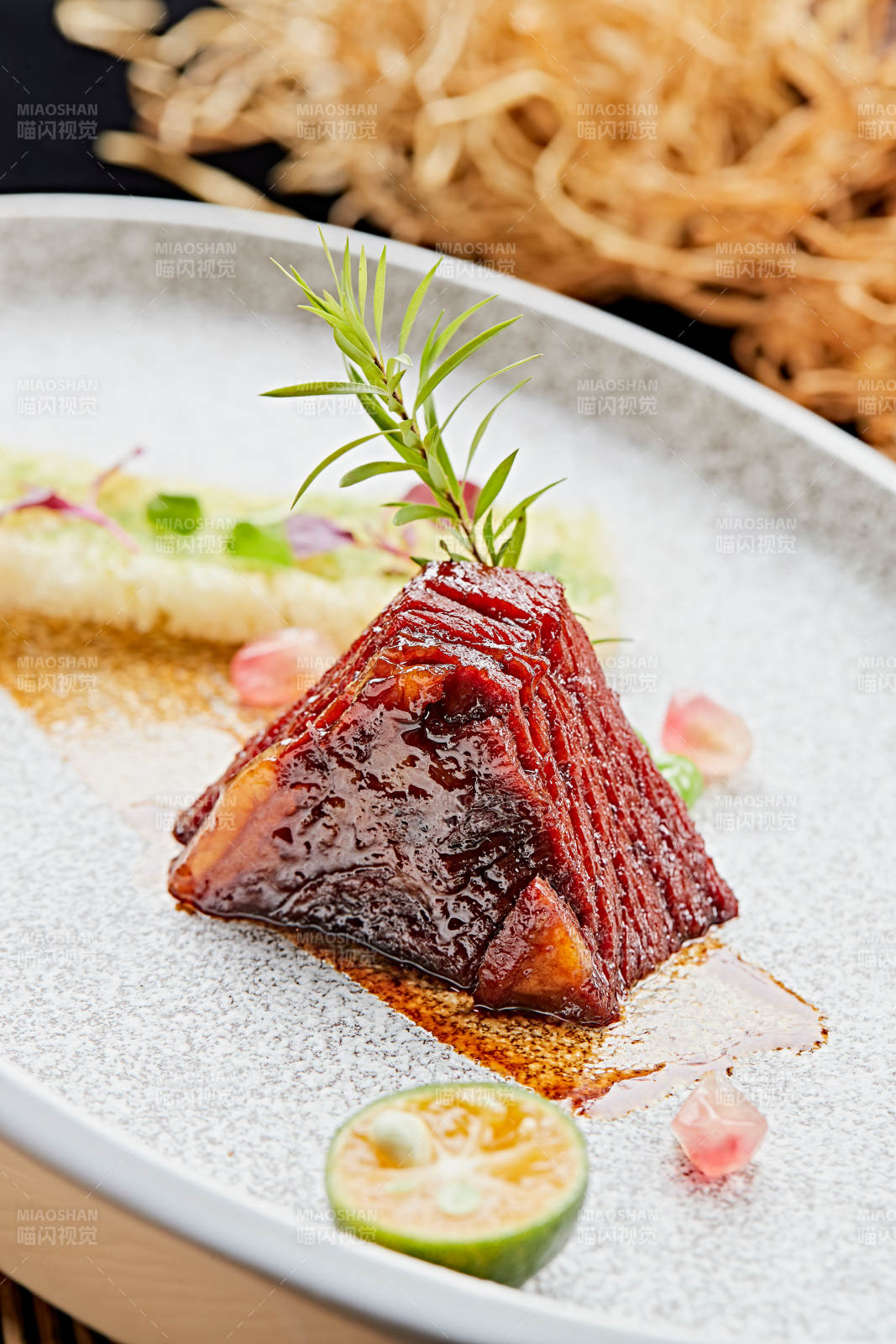 XO酱香和牛粒图片