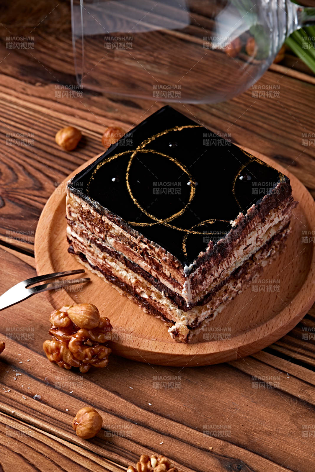 比利黑巧克力鲜奶慕斯杏仁蛋糕图片