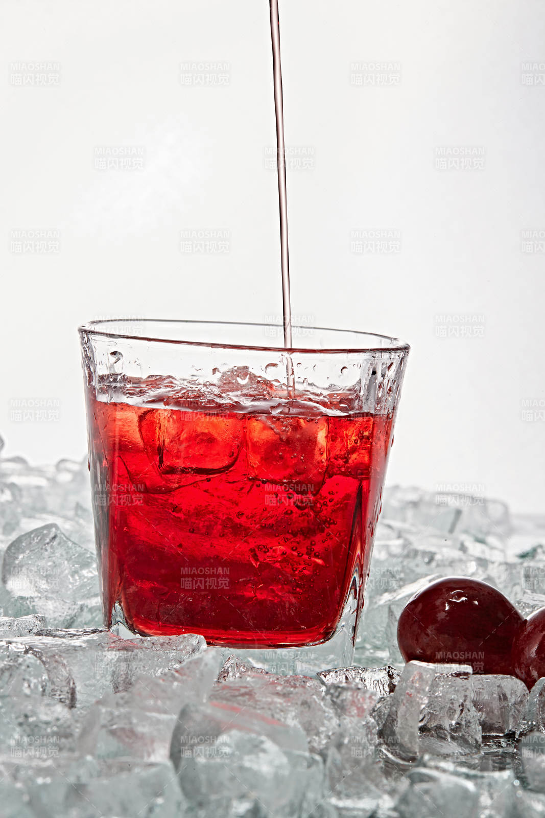 布满冰块的酒杯中的清凉桃子味预调酒图片