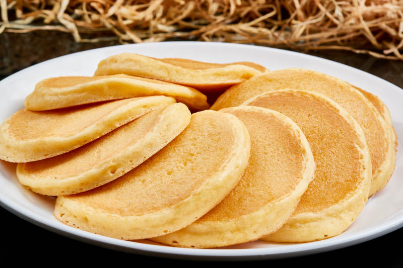 白色瓷盘装的香煎玉米面鸡蛋滩簧饼图片