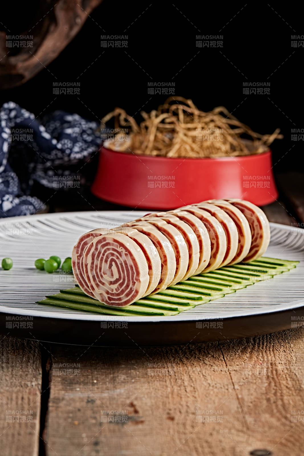 精美餐具装的柴沟堡卷三宝图片