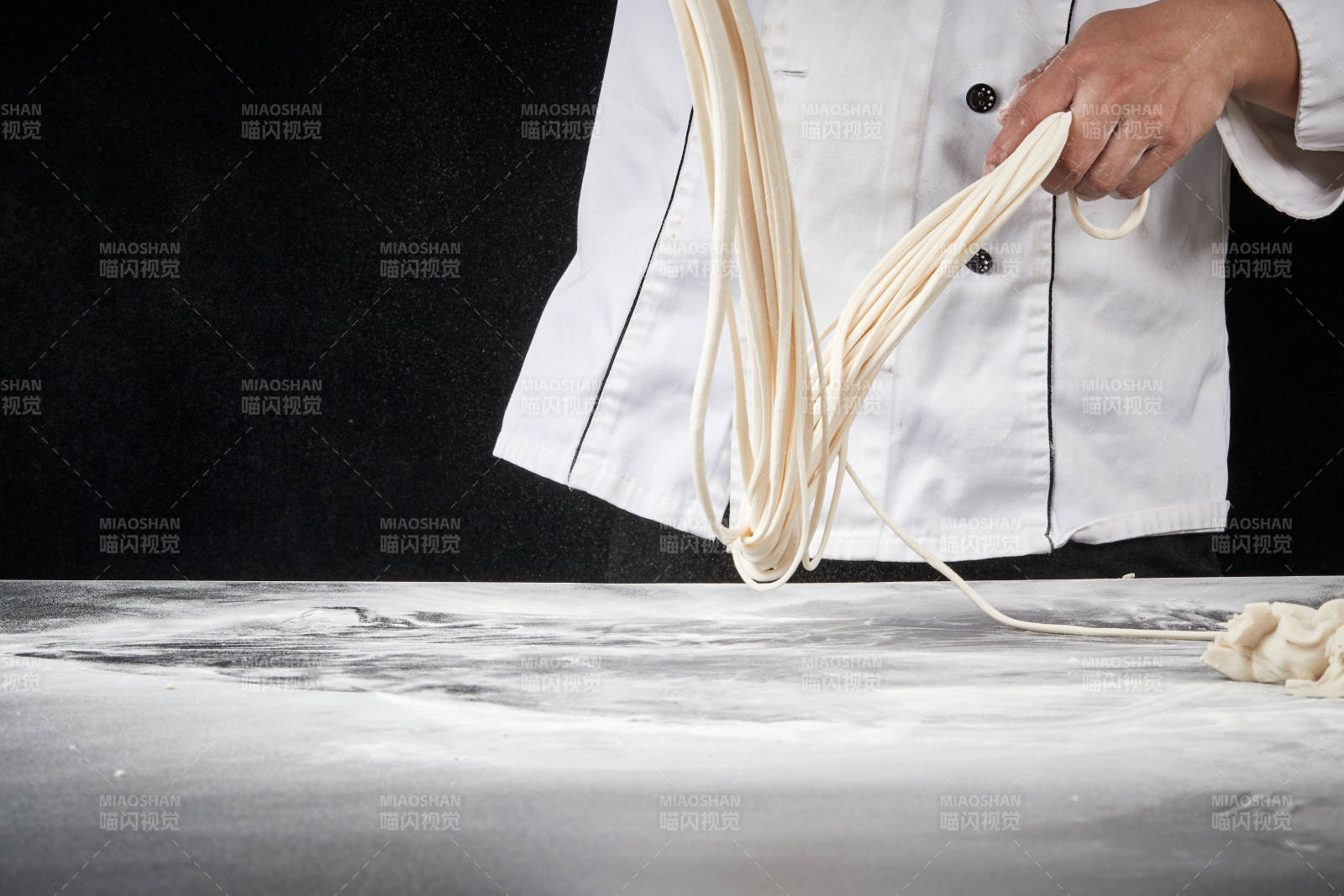 技艺精湛的拉面师在展示拉面制作图片