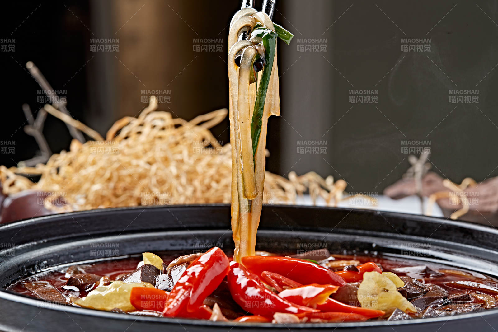 砂锅红油香辣鸭血泡椒肥肠粉丝煲图片