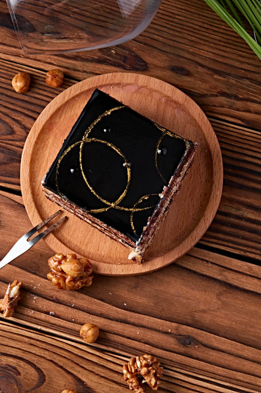 比利黑巧克力鲜奶慕斯杏仁蛋糕图片