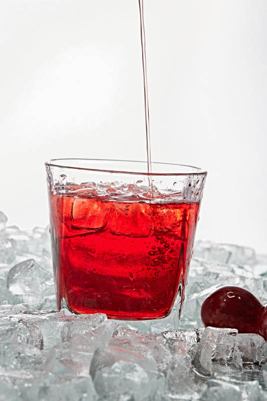 布满冰块的酒杯中的清凉桃子味预调酒图片