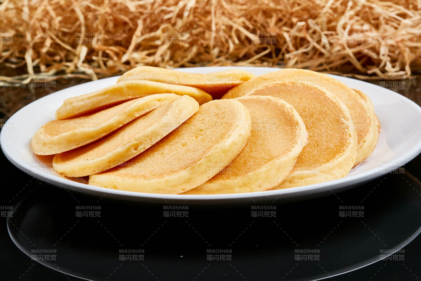 白色瓷盘装的香煎玉米面鸡蛋滩簧饼图片