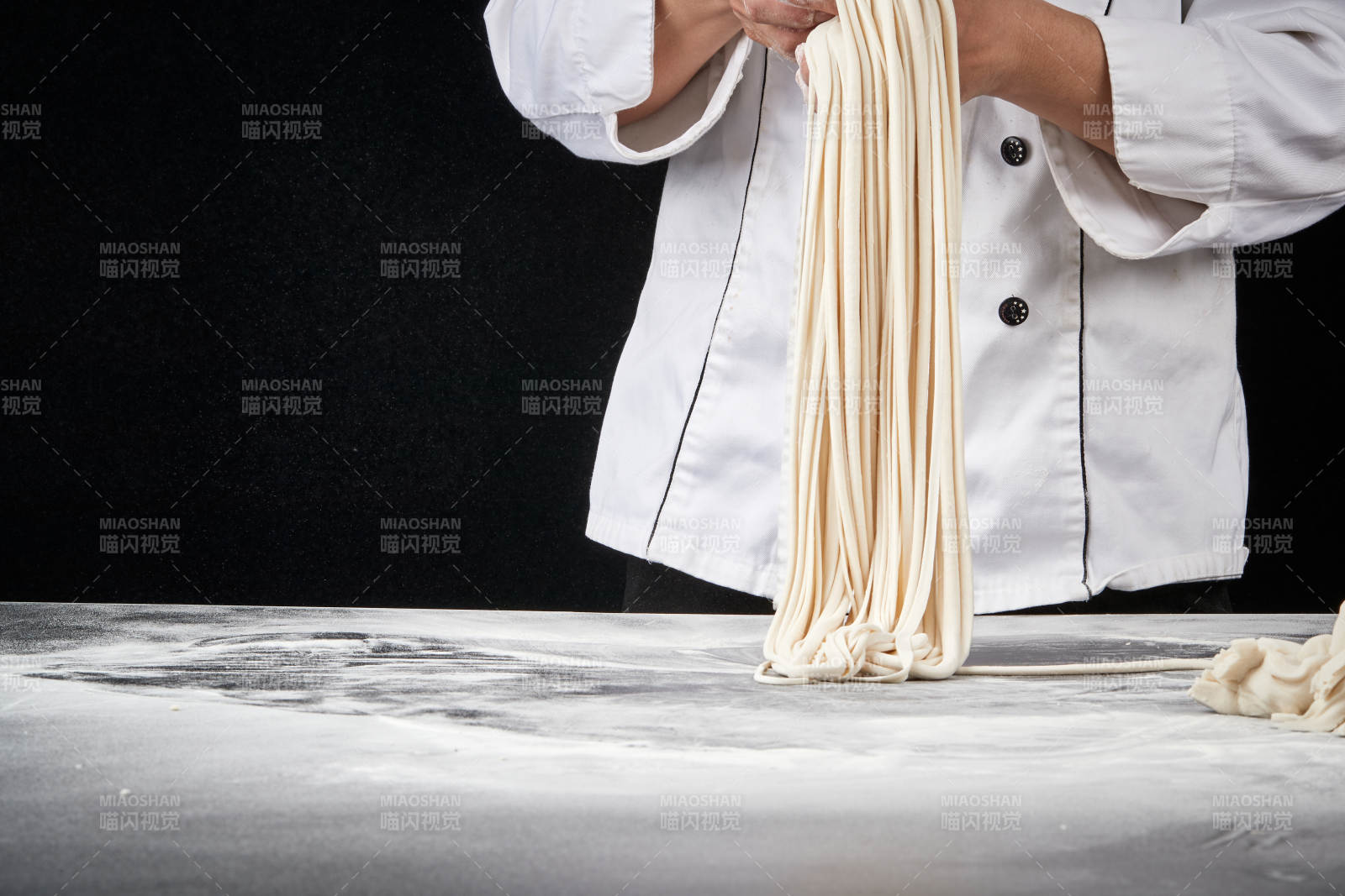技艺精湛的拉面师在展示拉面制作图片