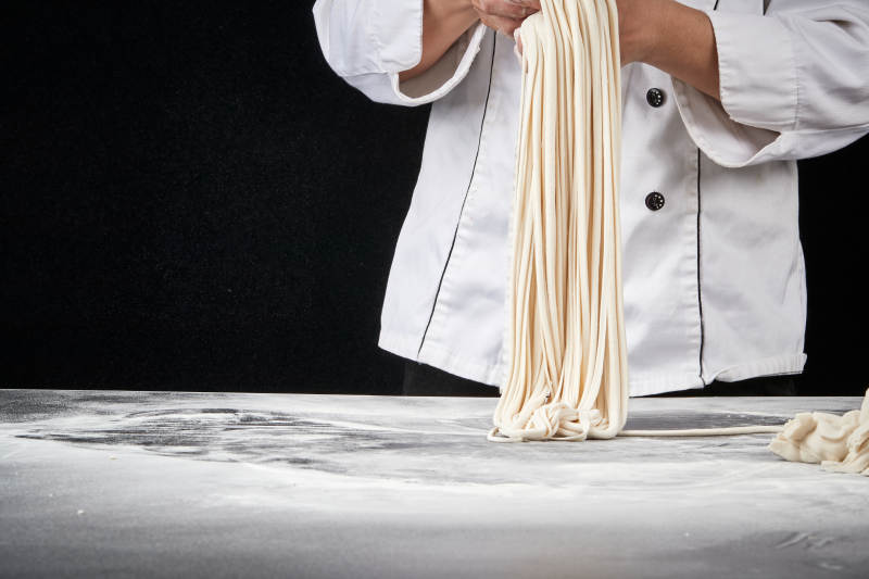 技艺精湛的拉面师在展示拉面制作图片