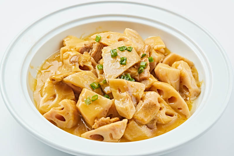 白色瓷盘装的农家五花肉炖鲜藕图片