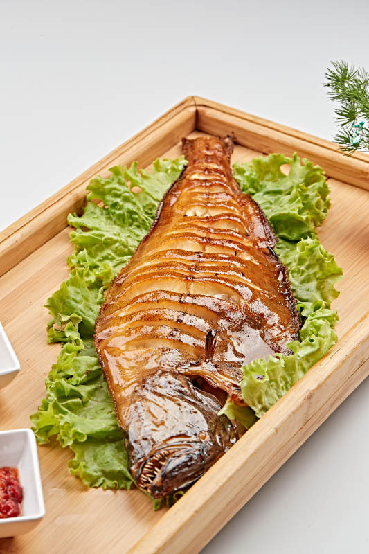 木质托盘装的炭烤鲽鱼图片