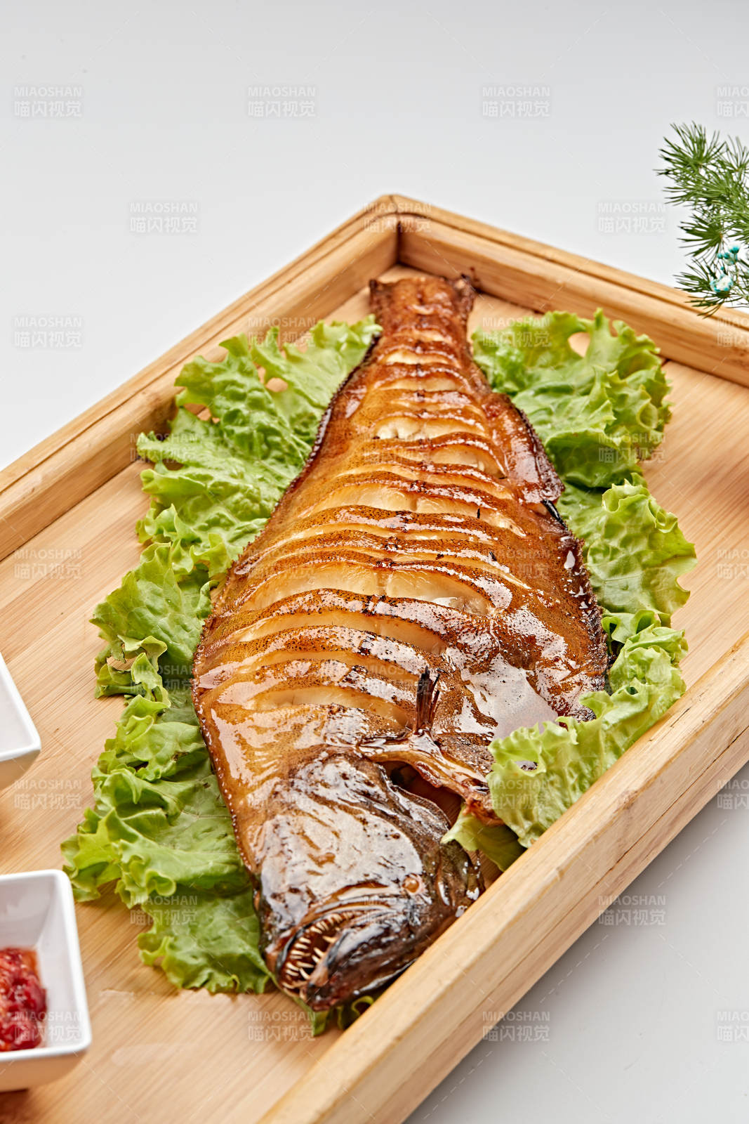 木质托盘装的炭烤鲽鱼图片