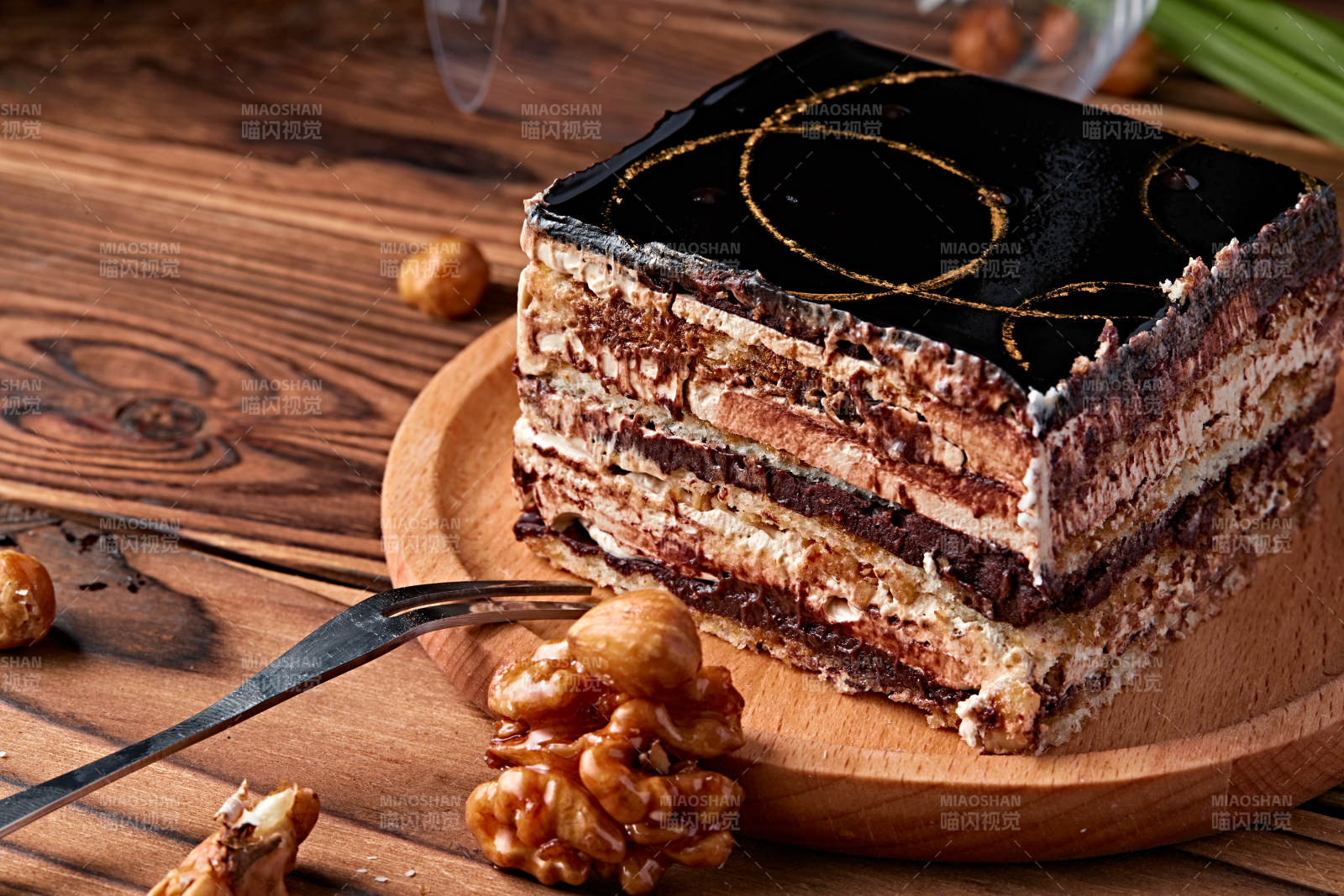 比利黑巧克力鲜奶慕斯杏仁蛋糕图片