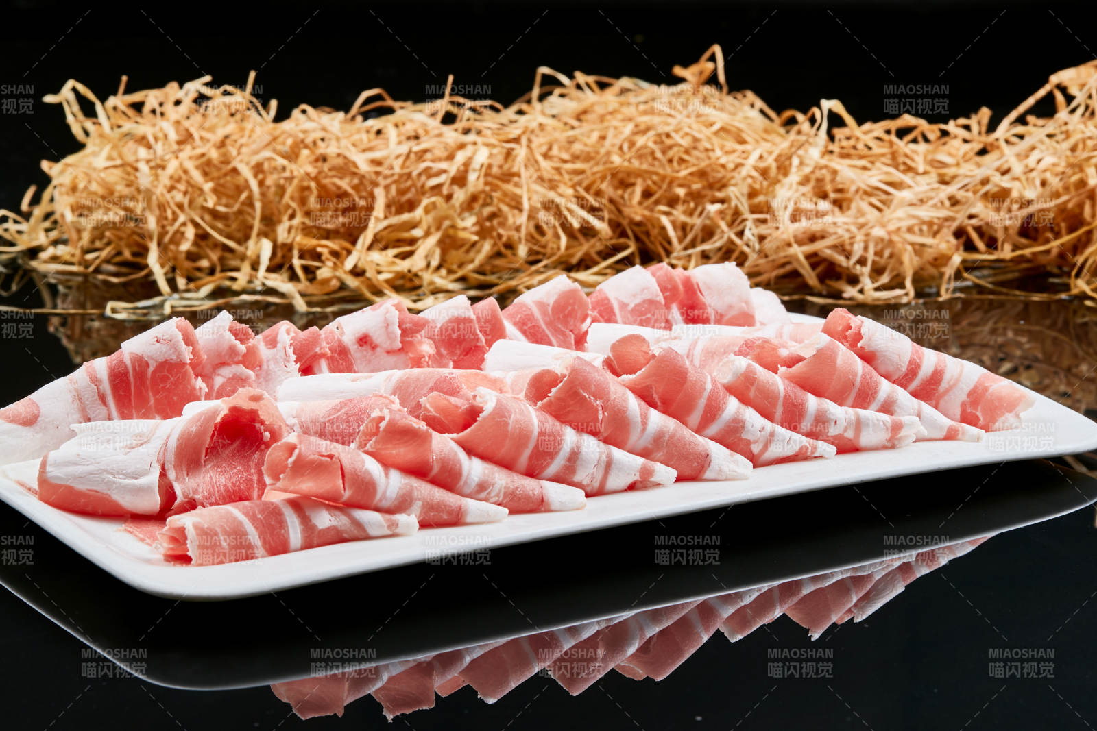 黑色背景上的火锅食材草原羔羊肉图片