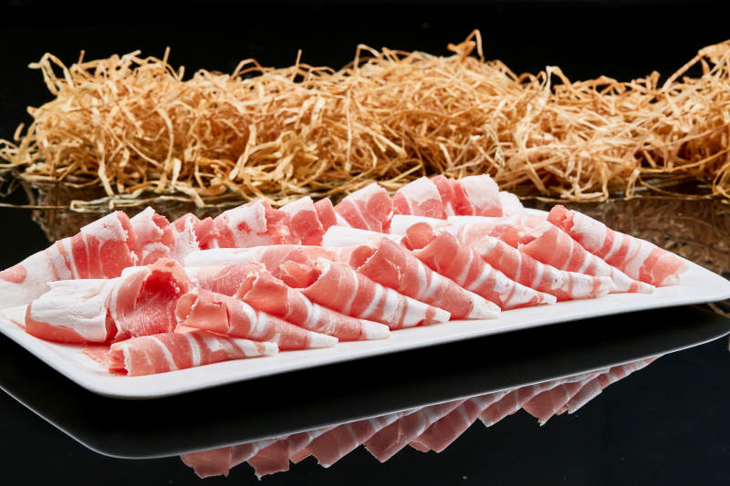 黑色背景上的火锅食材草原羔羊肉图片