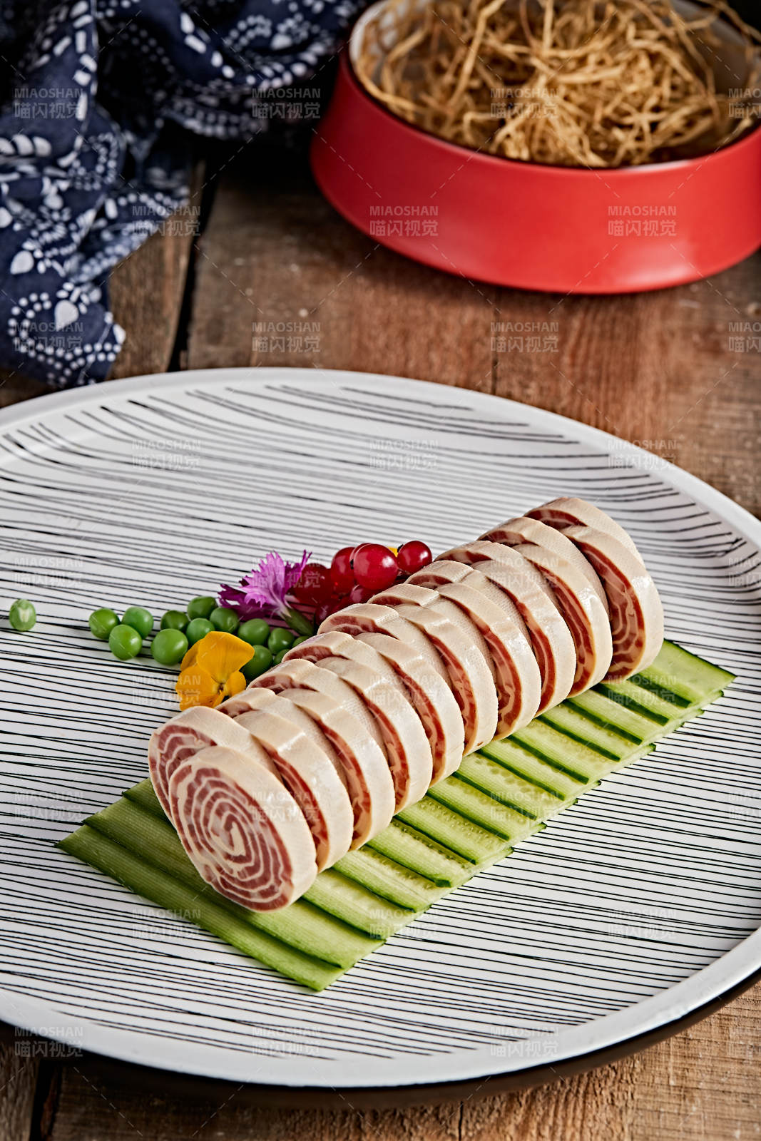 精美餐具装的柴沟堡卷三宝图片