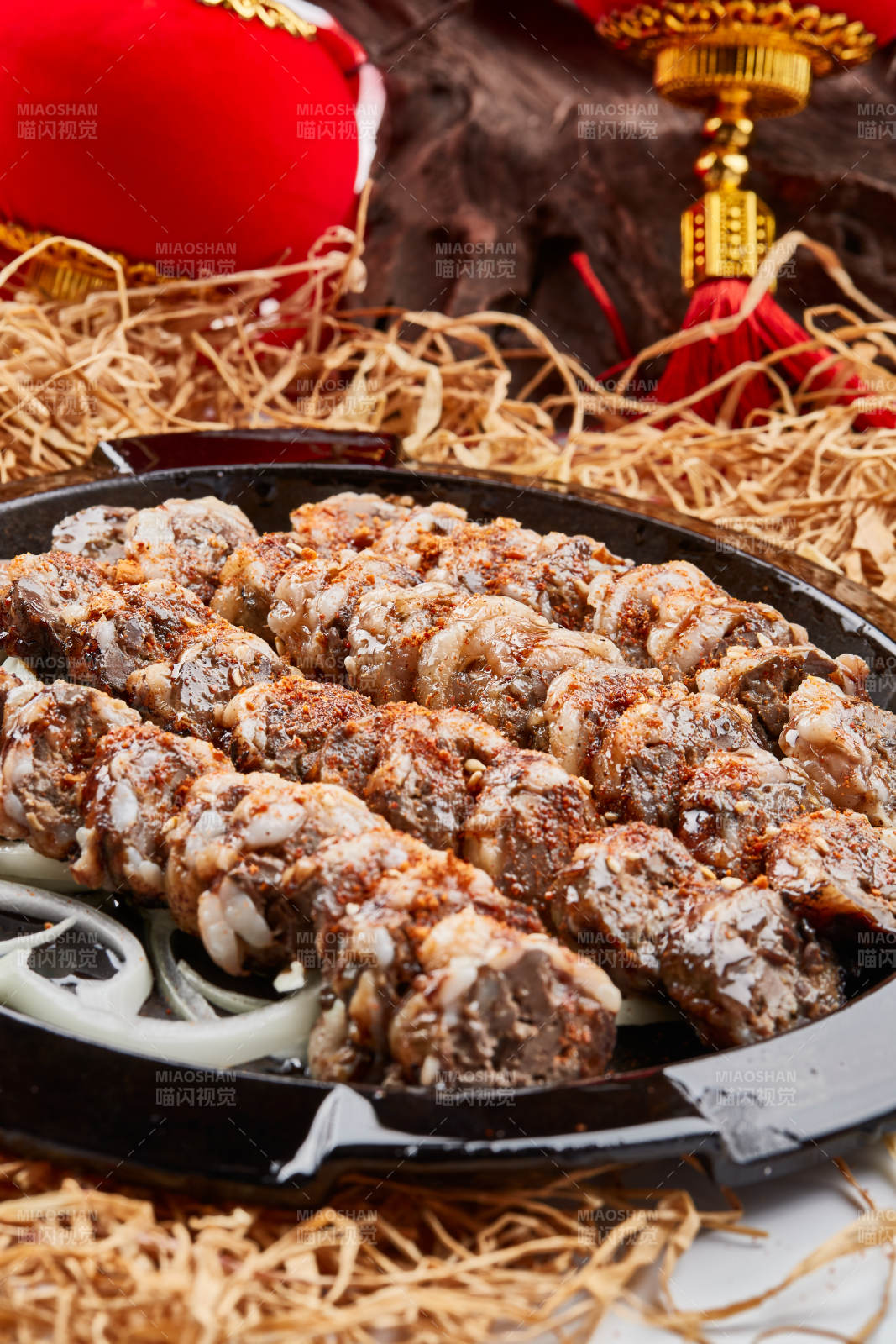 黑色铁盘装的香烤裹油羊肝图片