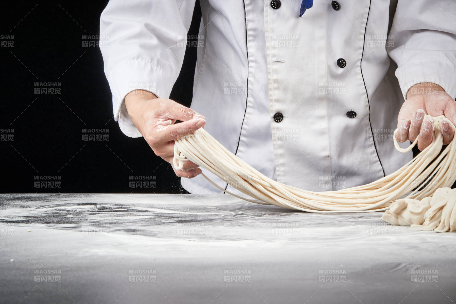 技艺精湛的拉面师在展示拉面制作图片