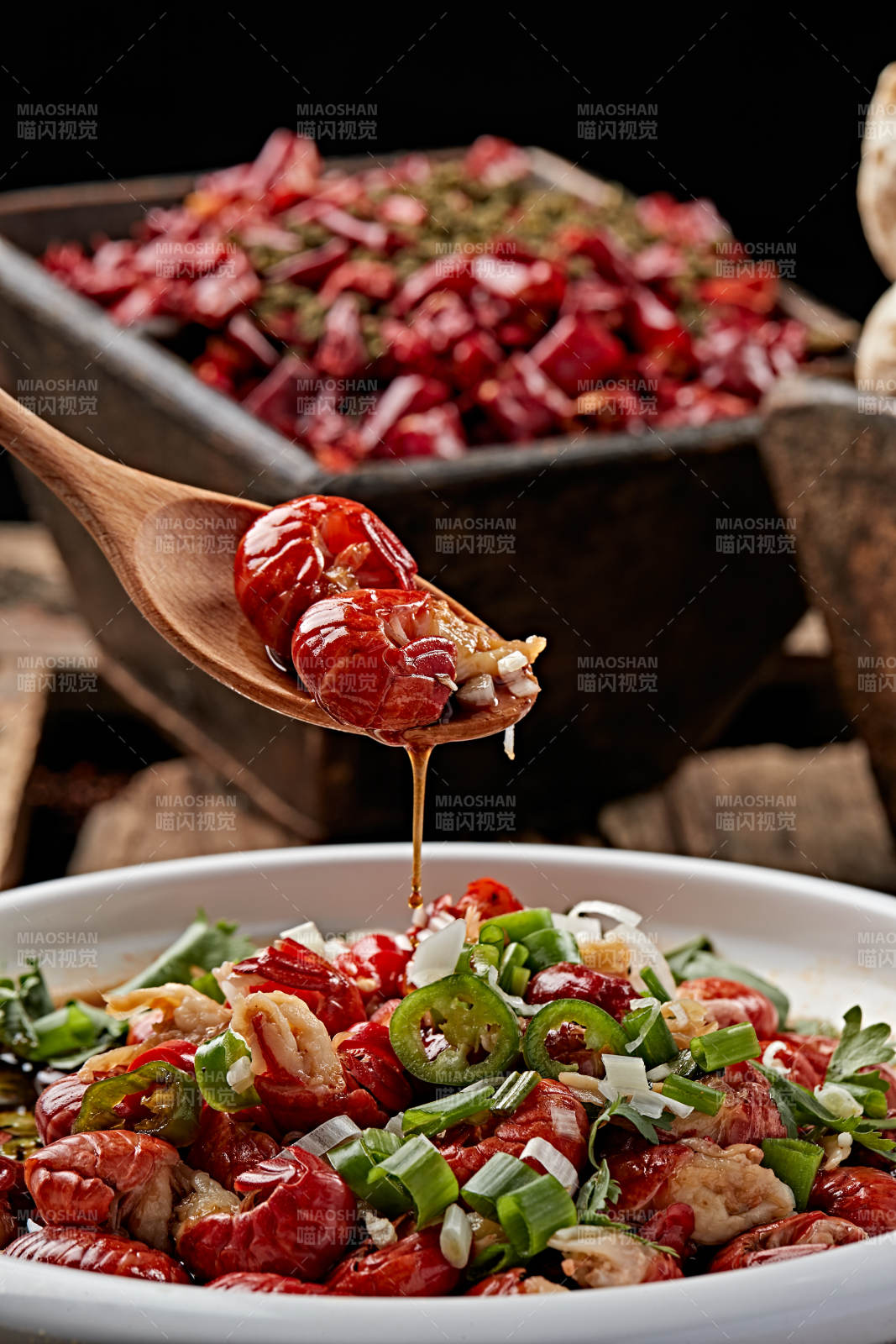 浇汁腌渍龙虾尾图片