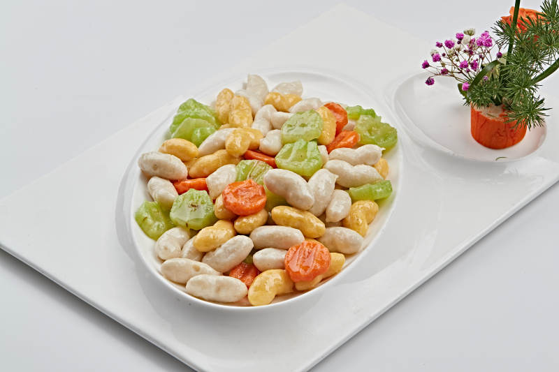 白色瓷盘装的糟溜三色鱼滑图片