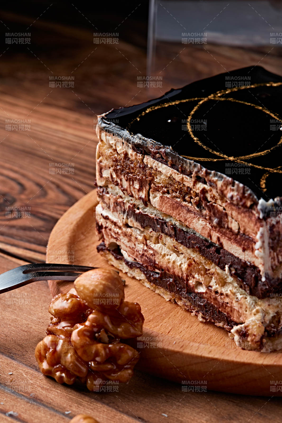 比利黑巧克力鲜奶慕斯杏仁蛋糕图片