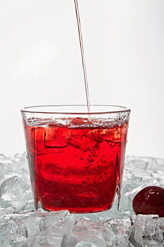 布满冰块的酒杯中的清凉桃子味预调酒图片