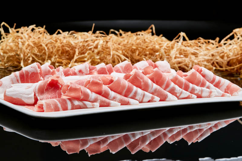 黑色背景上的火锅食材草原羔羊肉图片