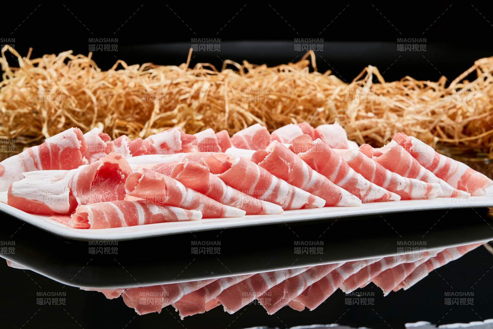 黑色背景上的火锅食材草原羔羊肉图片