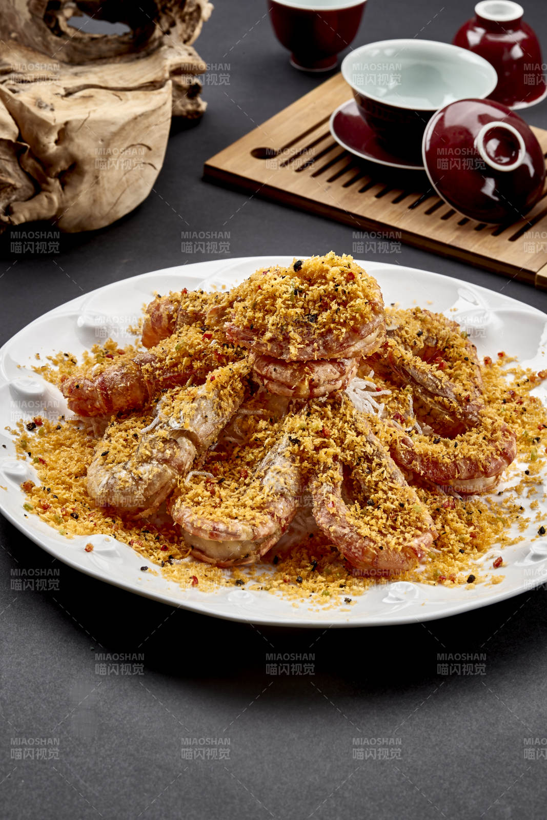 撒粉油炸开背深海大虾图片