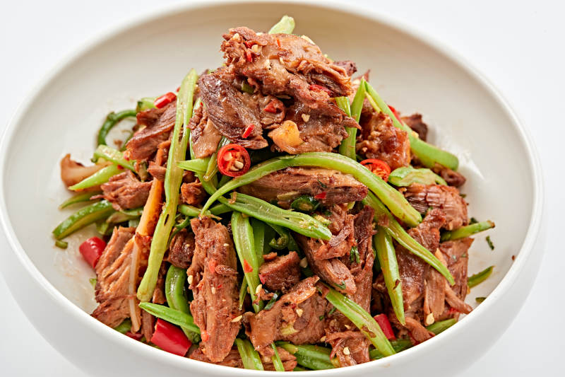 白色瓷碗装的湘味小炒黄牛肉图片