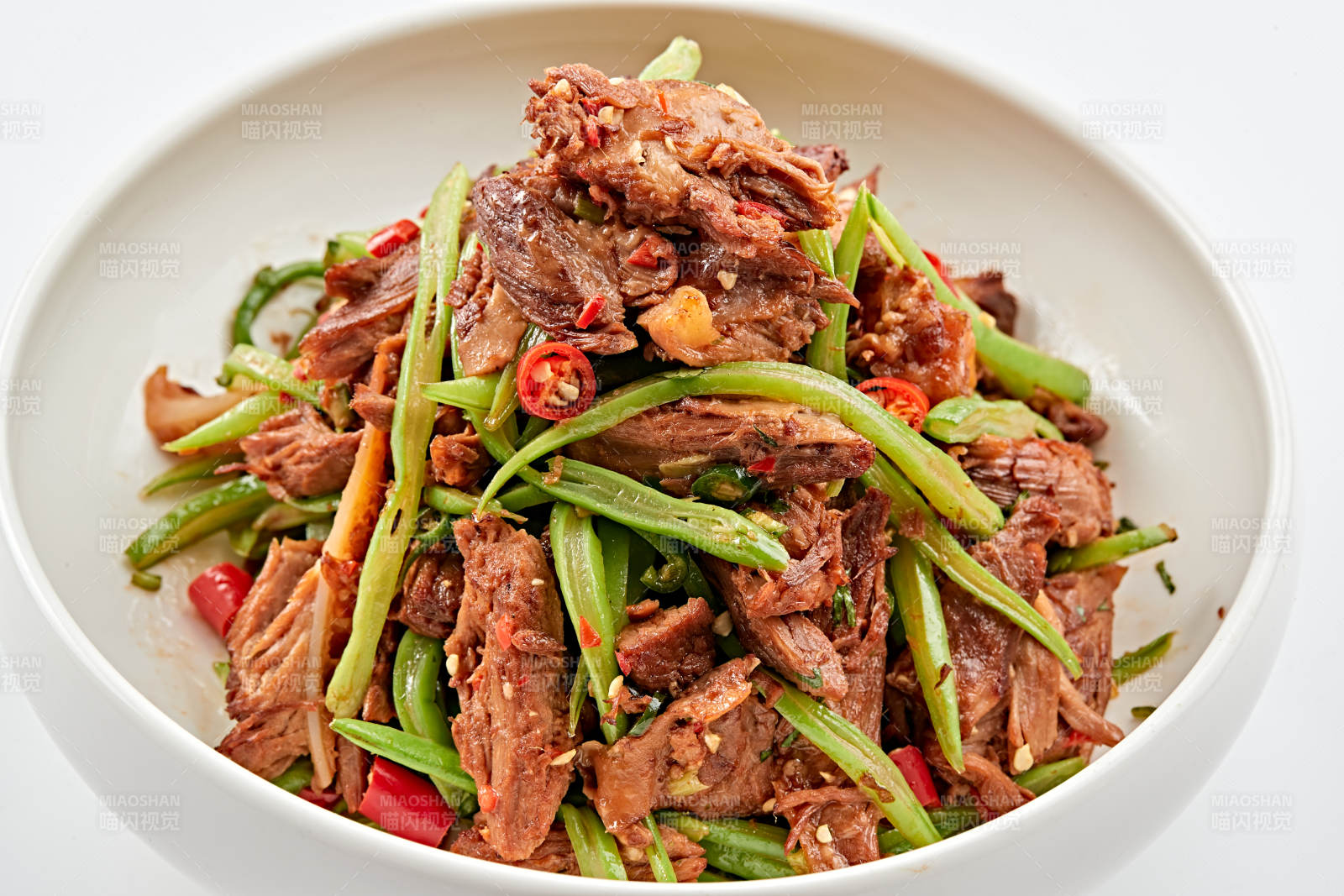 白色瓷碗装的湘味小炒黄牛肉图片