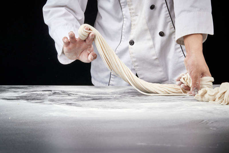 技艺精湛的拉面师在展示拉面制作图片