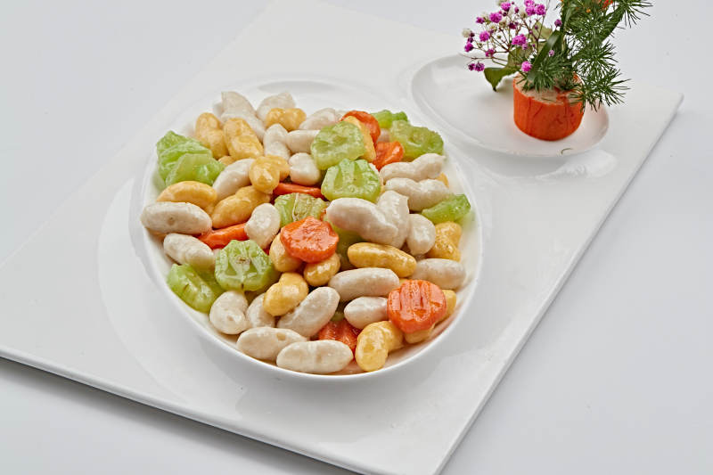 白色瓷盘装的糟溜三色鱼滑图片