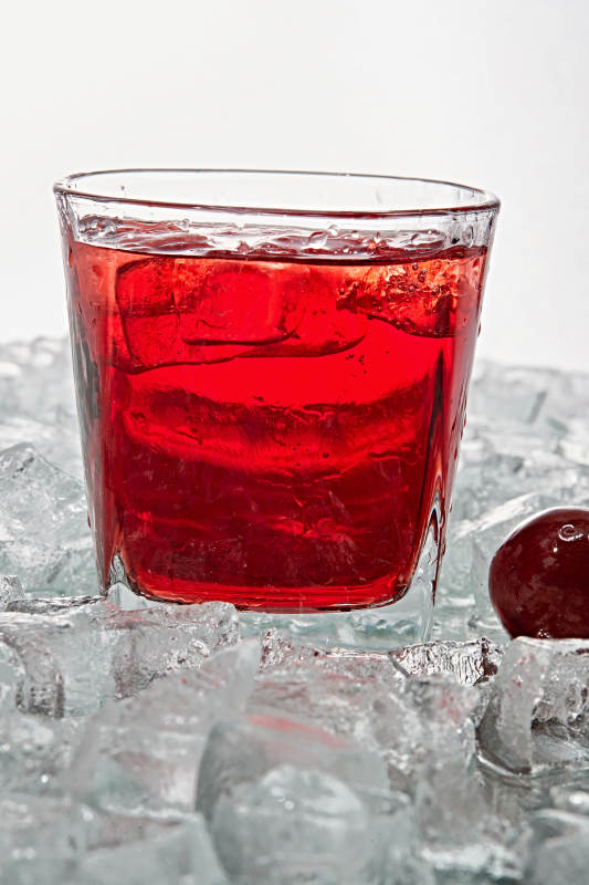 布满冰块的酒杯中的清凉桃子味预调酒图片