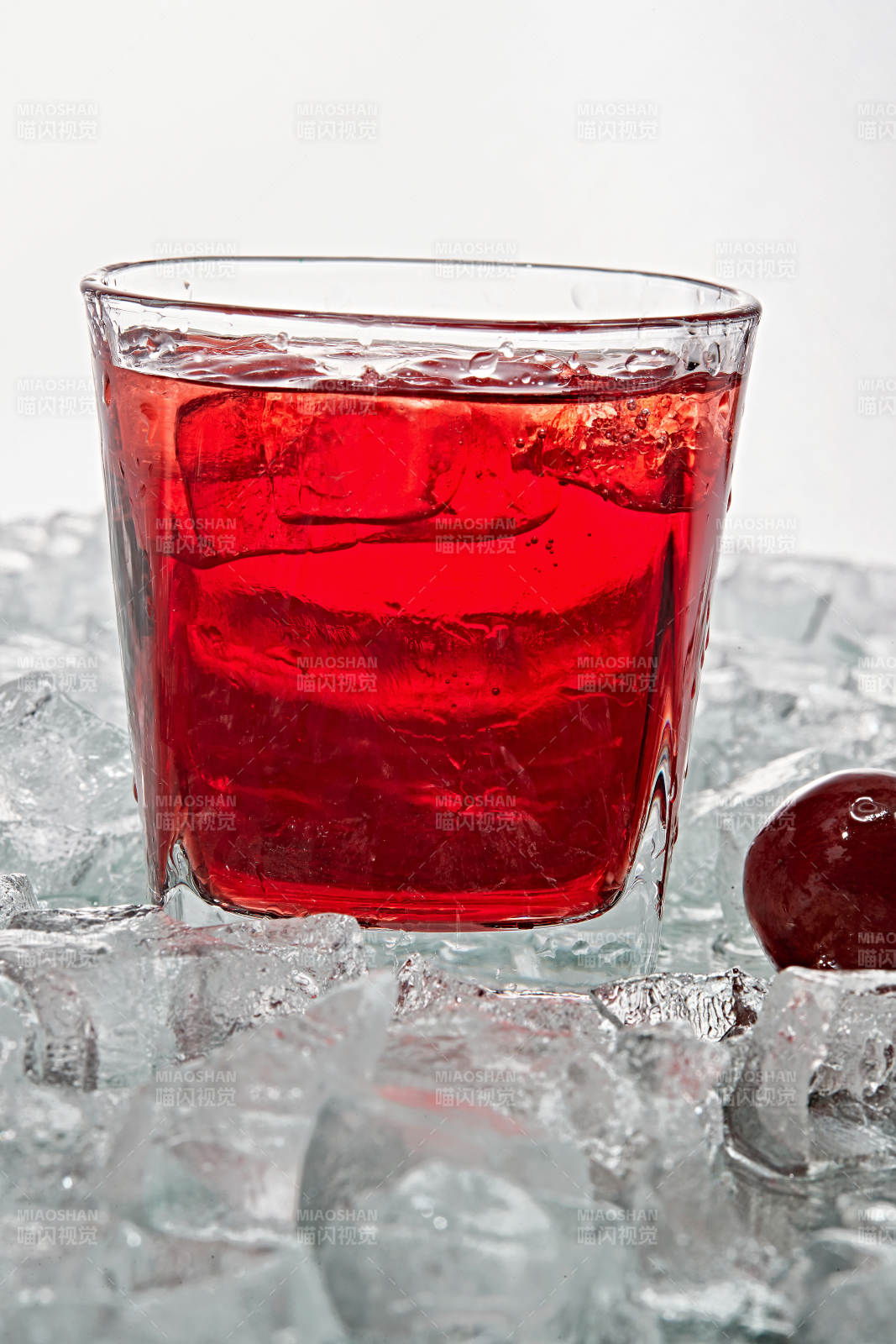 布满冰块的酒杯中的清凉桃子味预调酒图片