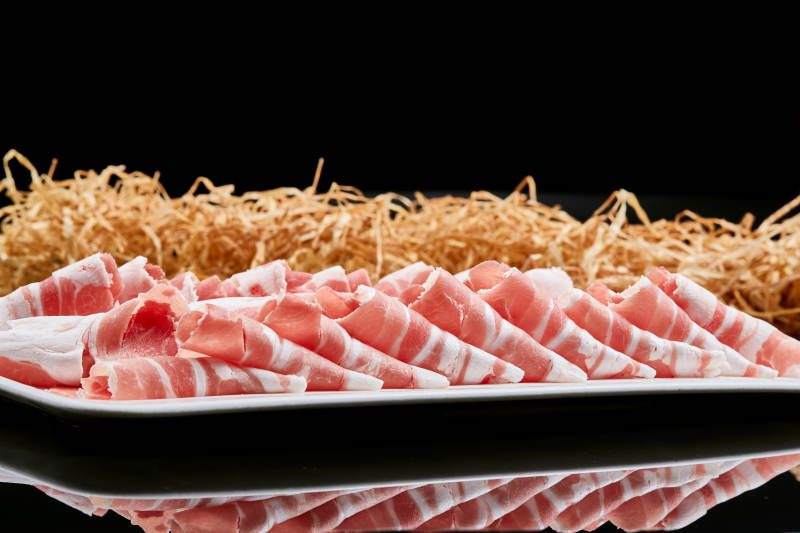 黑色背景上的火锅食材草原羔羊肉图片