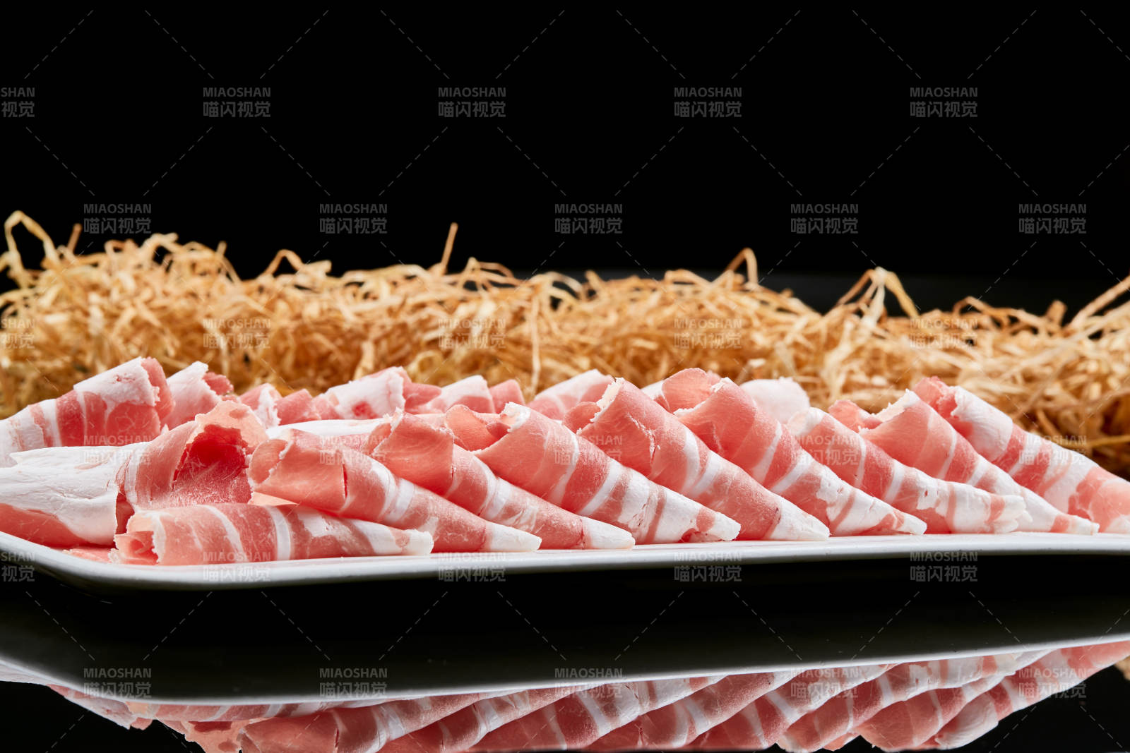 黑色背景上的火锅食材草原羔羊肉图片