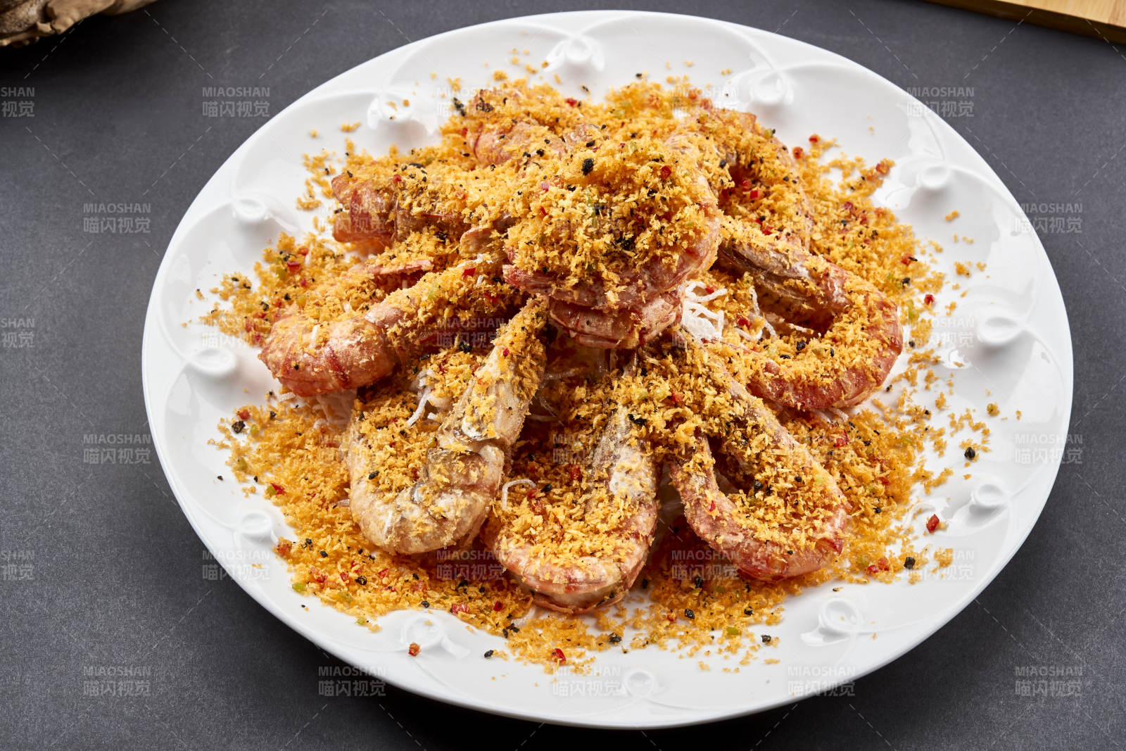 撒粉油炸开背深海大虾图片