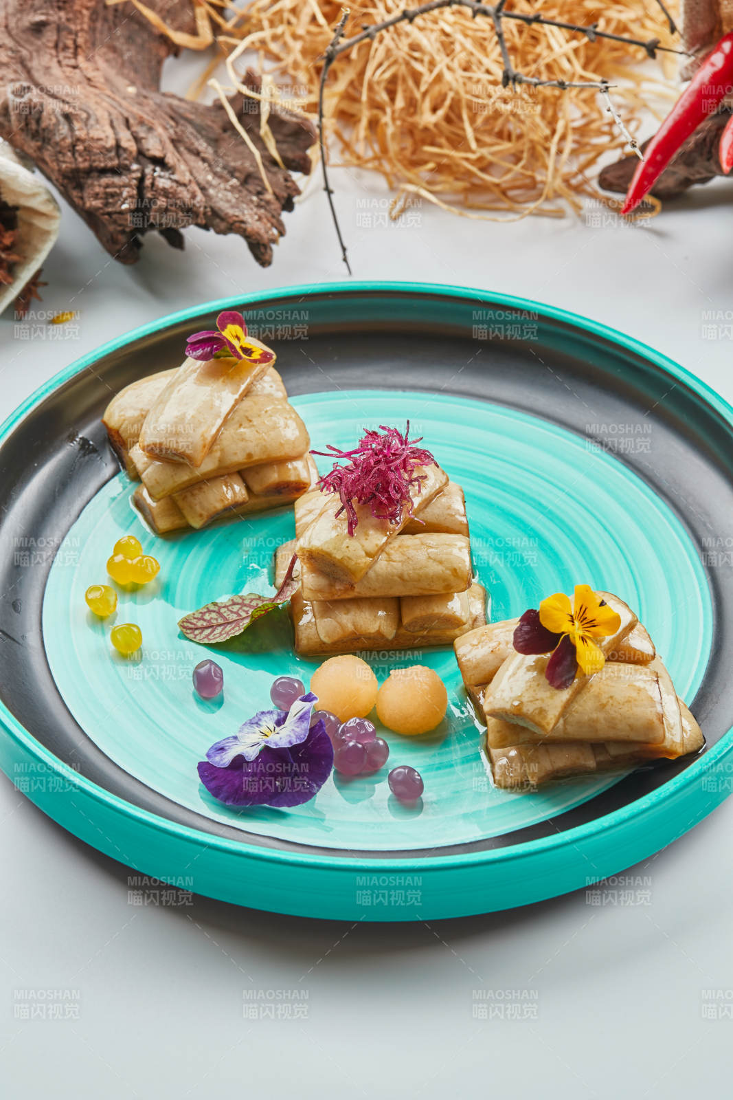 青釉瓷盘装的腌渍玉女瓜图片