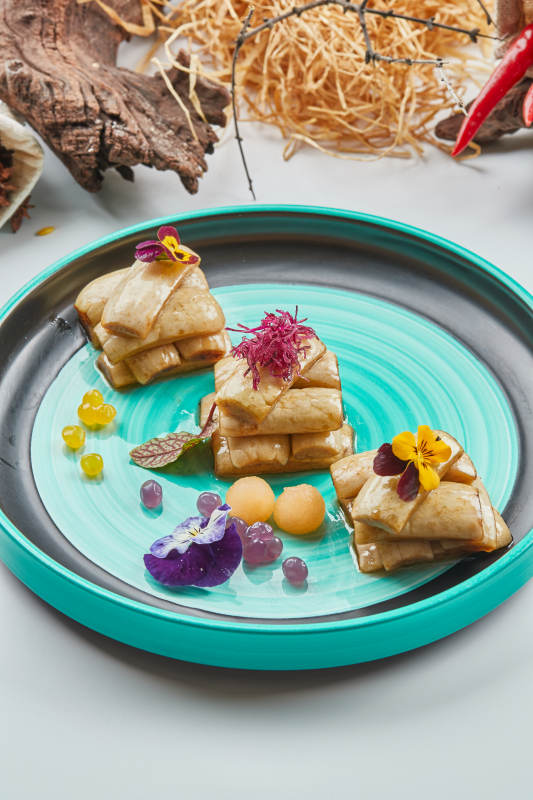 青釉瓷盘装的腌渍玉女瓜图片