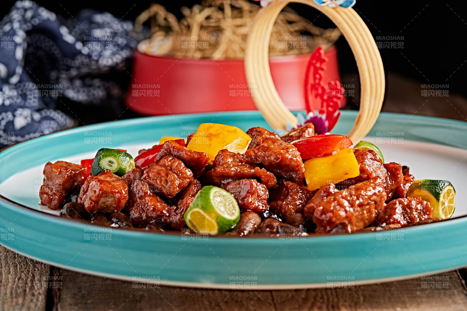 精美瓷餐具装的鸡枞菌彩椒牛仔粒图片