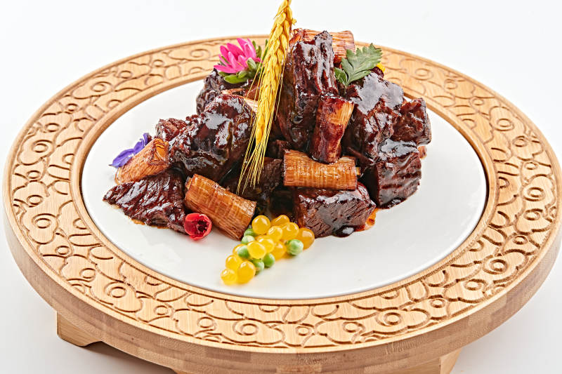 精美餐具装的酱香葱烧牛腱子图片