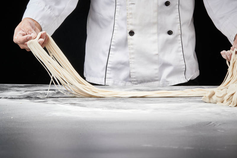 技艺精湛的拉面师在展示拉面制作图片